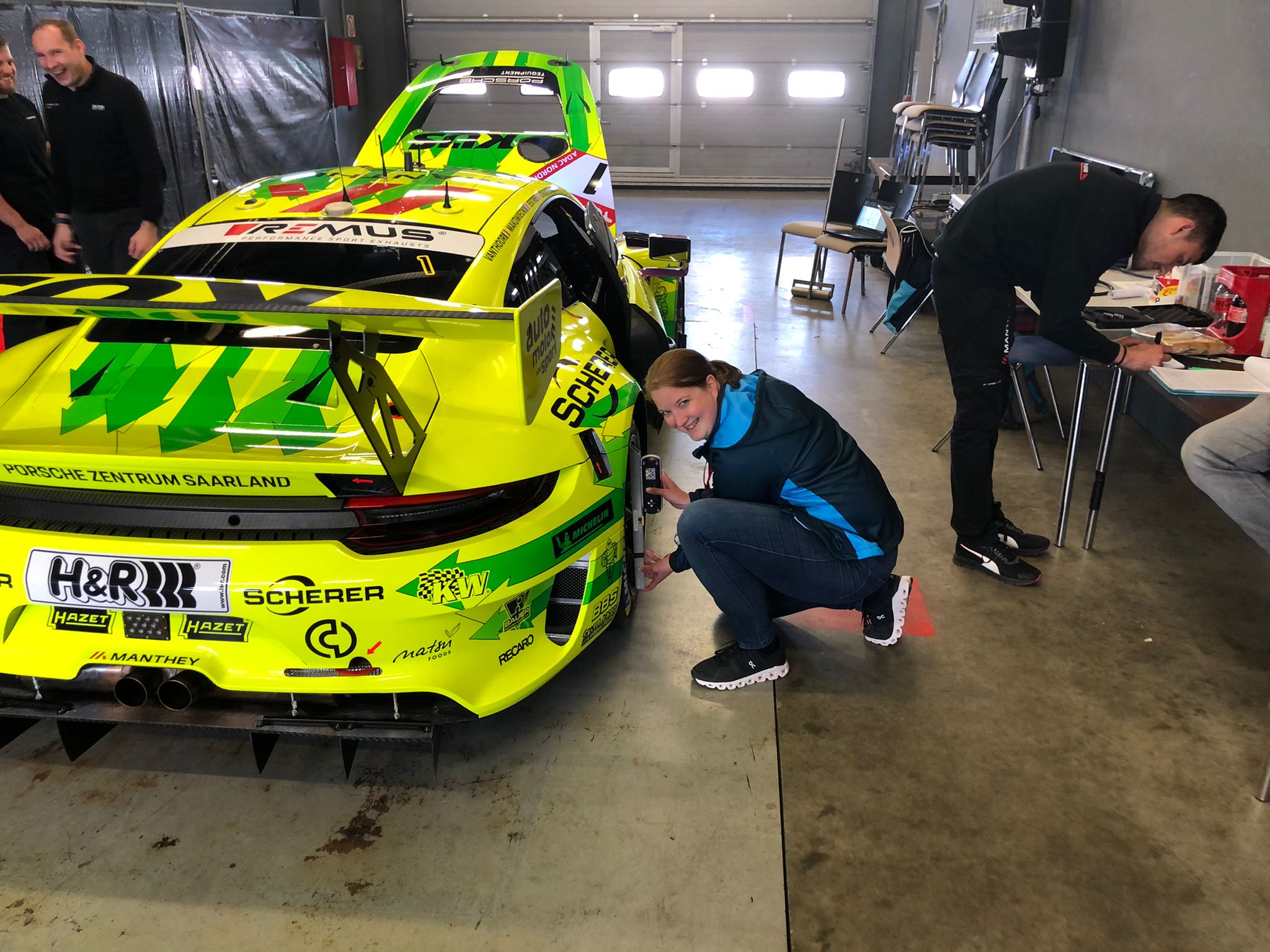 Hinter den Kulissen arbeitet Lena Haberjan: Sie ist bei der technischen Abnahme für die Top-Fahrzeuge GT3 zuständig