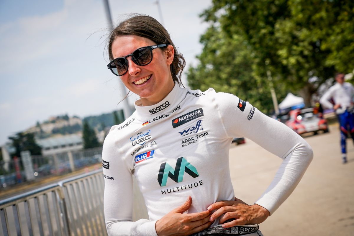 Claire Schönborn im Rallye-Auto bei der JWRC