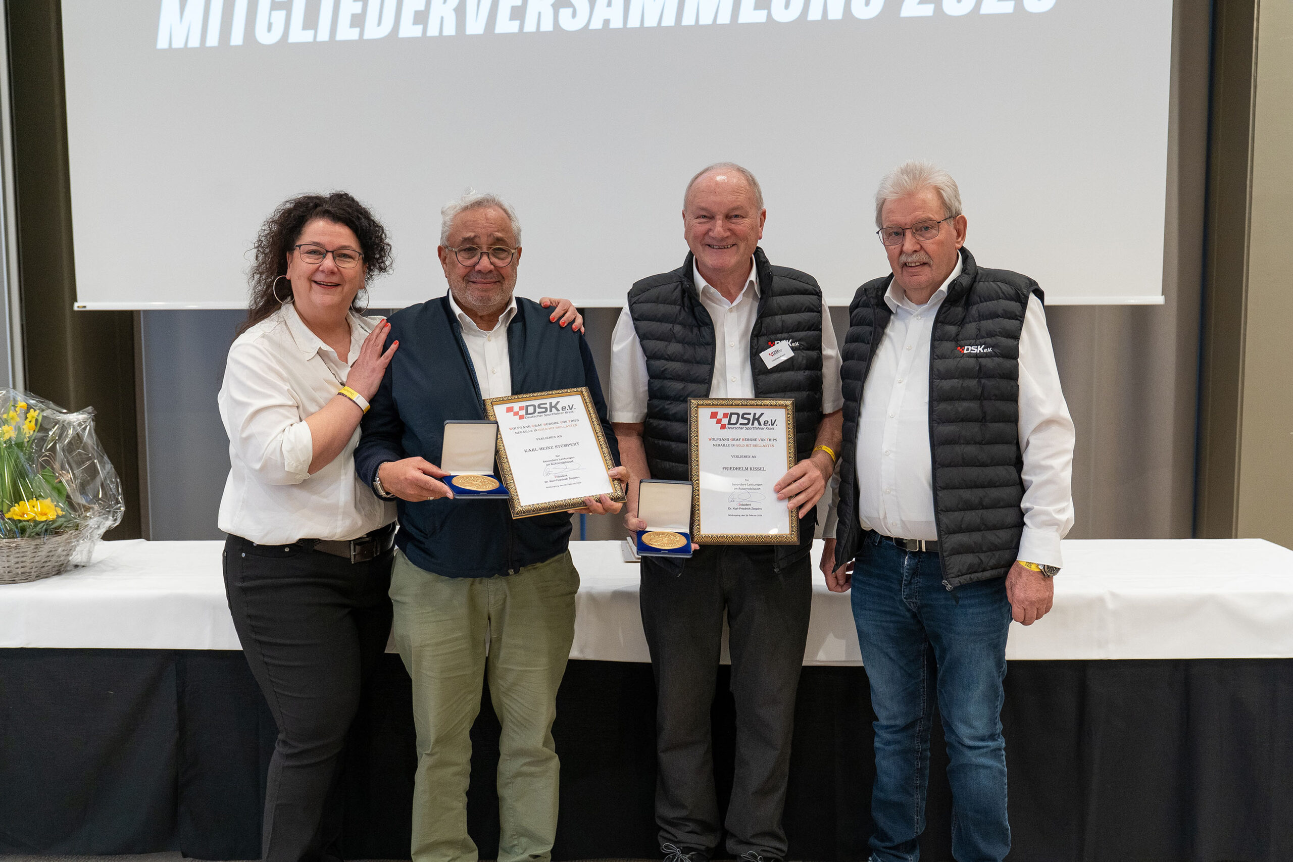 Ausgezeichnet: Karl-Heinz Stümpert (2.v.l.) und Friedhelm Kissel (3.v.l.)