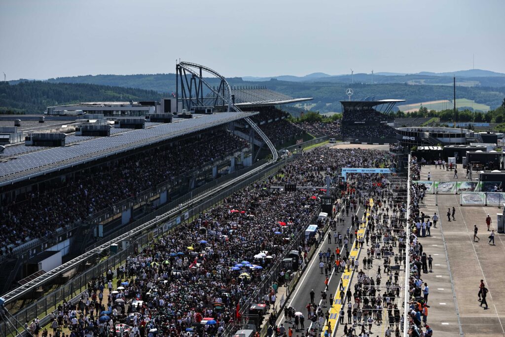 24h-Rennen Nürburgring – Zuschauer auf der Tribüne beim ADAC 24h-Rennen