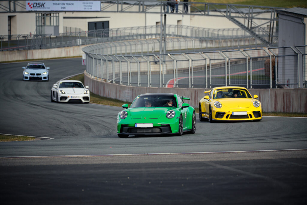 DSK-Trackdays: Fahrzeuge auf der Rennstrecke bei einem Trackday des DSK